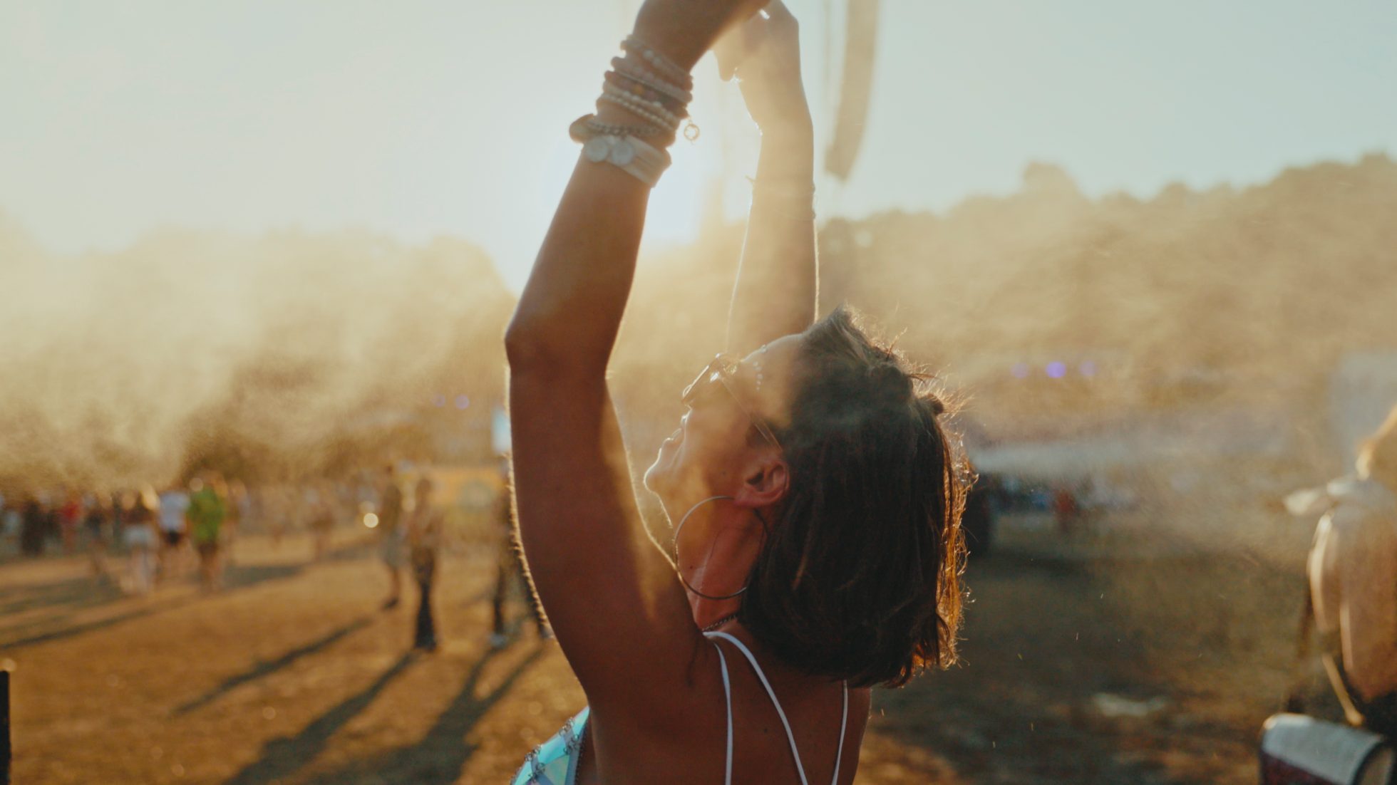 Ludzie bawiący się na festiwalu muzycznym 